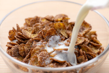 チョコレート味のシリアルにミルクをかける