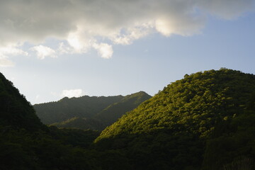 夕暮れ時に、山が陽に照らされる。