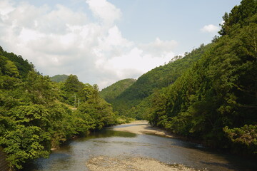 山間に流れる清流