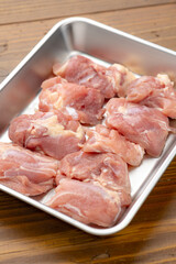 調理バットにはいった生の鶏もも肉