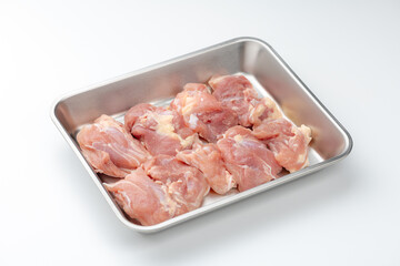 白背景に調理バットにはいった生の鶏もも肉