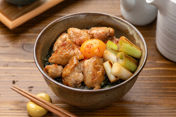 卵黄をのせた焼き鳥丼