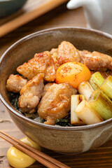 卵黄をのせた焼き鳥丼