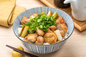 ネギをのせた焼き鳥丼