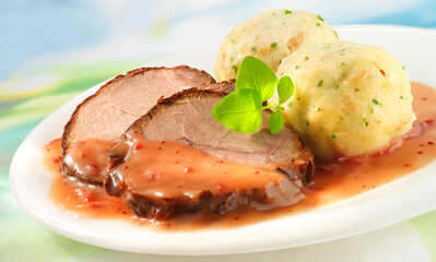 Wildschweinbraten, Wildschweinbraten mit Kartoffelknoedeln und brauner Sauce, 