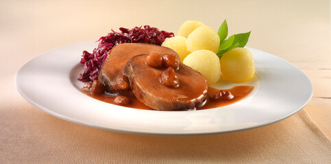 Rheinischer Sauerbraten, Rheinischer Sauerbraten mit Rotkohl und Kartoffelkloessen, Braten, Knödel, sauce, Rotkohl, 