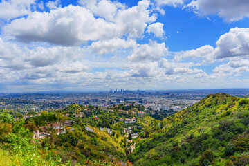 Obraz premium Atmospheric Panorama of Los Angeles with Hills and Thick White Clouds