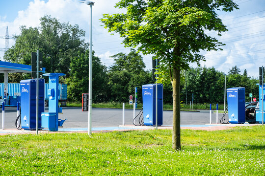 300KW Schnelllades&auml;ulen an einer Aral Tankstelle in D&uuml;sseldorf, Deutschland