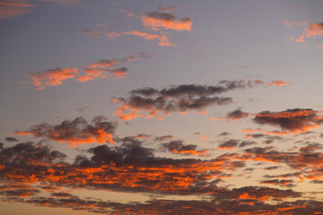 Detalhe de um céu bonito com luz alaranjada do final da tarde.