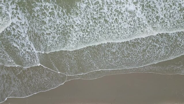 Vue en verticale depuis le ciel des vagues sur le sable de la mer du Nord