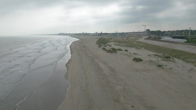 Survol de la plage de Dunkerque et de la mer du Nord avec vue sur Malo et l'h&ocirc;tel Radisson Blu