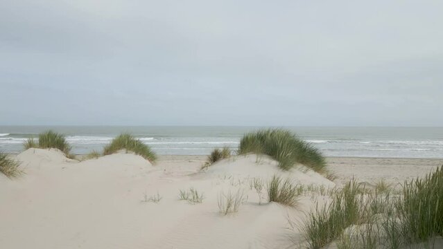 Survol en rase motte avec un drone de la plage et des dunes de la mer du Nord &agrave; Dunkerque