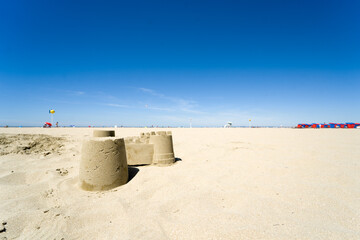 Échappée Belle sur la Plage : Structures de Sable et Ciel Azur