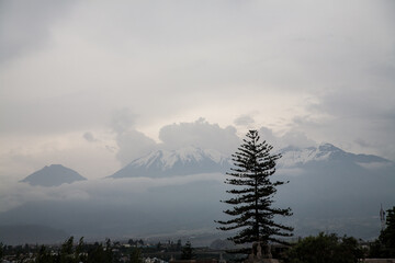 Ośnieżony szczyt wulkanu w pochmurny ranek © arekzet62
