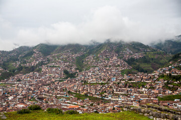 Panorama miasta Cusco w pochmurny dzień