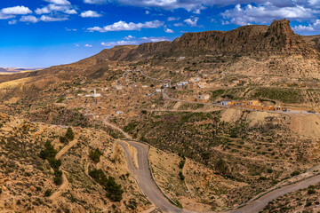 Widok na skaliste góry Dahar, tapeta. Niebieski kolor nieba i palące słońce, skała, kamień, górski krajobraz, egzotyczny kraj, Tunezja