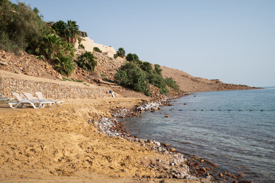 Vista de la costa del mar muerto con rastros de sal en la costa de Jordania.