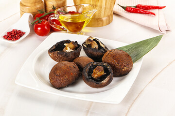 Baked brown champignons with spices