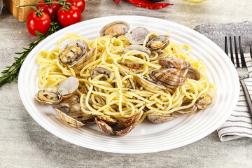 Italian pasta - Spaghetti vongole with clams