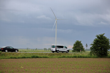 Turbiny wiatrowe na polach i samochody osobowe na drodze ekspresowej. © Stanisław Błachowicz