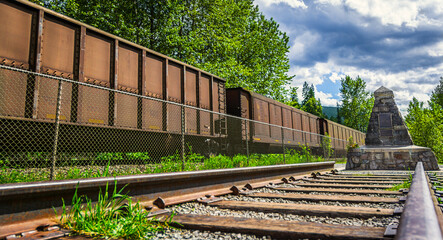 Ein Zug der Canadian Pacific Railway fährt in Revelstoke an der Erinnerungsstätte 