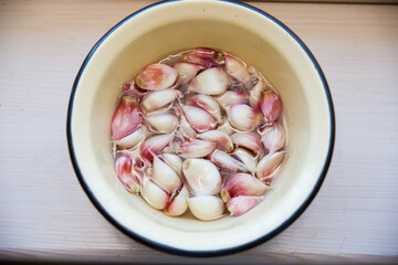 Garlic prepared for planting. lies in a bowl.