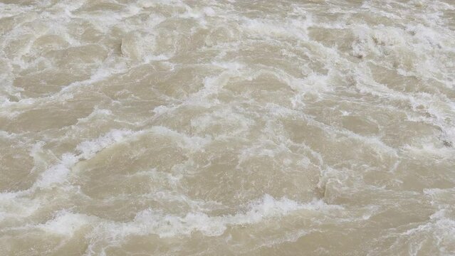 Aufgew&uuml;hltes Wasser im Lech nach dem Jahrhundert Hochwasser 2024 am Mandichosee. Das Wasser ist schlammig braun und sch&auml;umt wild