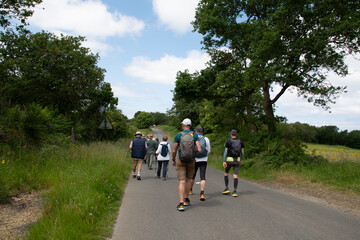 Groupe de randonneurs sur un sentier en Bretagne - France