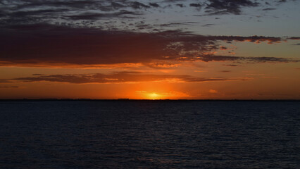 Obraz premium Summer sunset at sea with colorful clouds