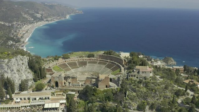 Plan en drone du theatre antique de Taormine en Sicile