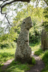 Menhir en forme de bonhomme qui sourit