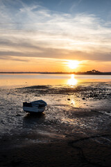 Barque sur la plage au coucher du soleil