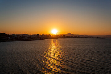 Naklejka premium Florianópolis Santa Catarina Brasil beira-mar continental pôr-do-sol estreito 