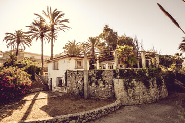casa abandona con jardines exteriores