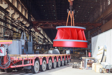 The process of loading a hydraulic turbine runner. © Елена Бионышева-Абра