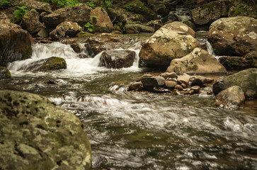 Il fiume Dardagna subito dopo le cascate