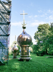 Bauarbeiten an dem Zwiebelkuppel der St. Alexander Kirche, apostolische orthodoxe Kirche, in Tartu  in Estland