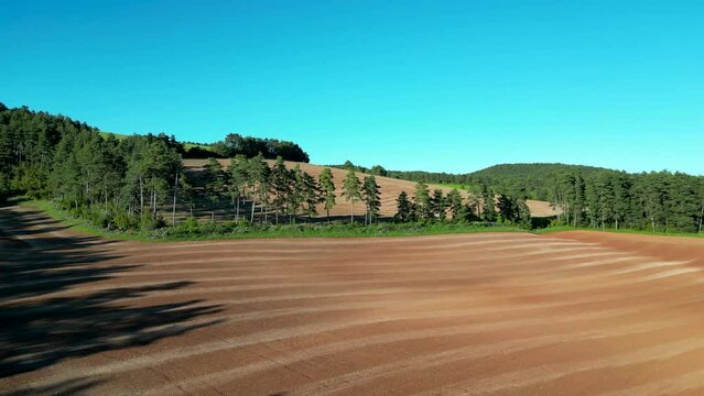 des champs de terre cultiv&eacute;s dans la campagne 
