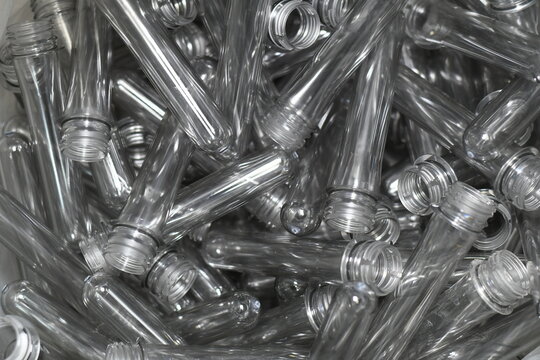 Tubos para elaboraci&oacute;n de botellas de pl&aacute;stico I Tubes for making plastic bottles