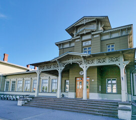 Kulturdenkmal Bahnhofsgebäude  aus Holz mit Kreuz-Satteldach  in Tartu, Estland