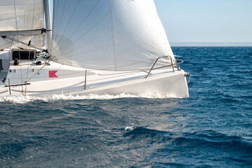 Obraz premium Sailboat cruising on open sea