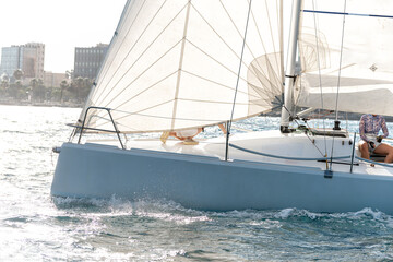 Naklejka premium Competitive sailing boat gliding on sunny day