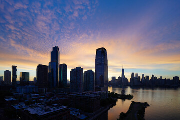 Obraz premium Sunrise over Jersey City and New York.