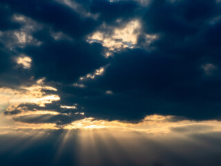 Sonne dringt durch die Wolken am Abend