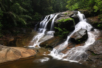 Fototapeta premium Nam Tok Hok Sai Khao Chamao Waterfall 