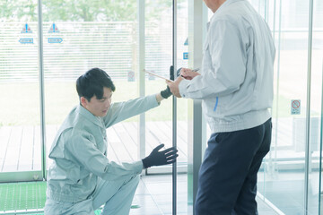 自動ドアの点検をする作業員