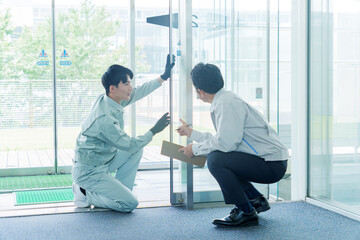 自動ドアの点検をする作業員