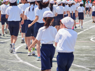 小学校の運動会の学生たちの姿