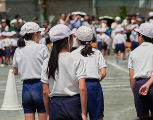 小学校の運動会の学生たちの姿