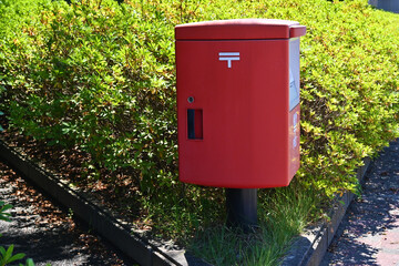 植木の中の郵便ポスト